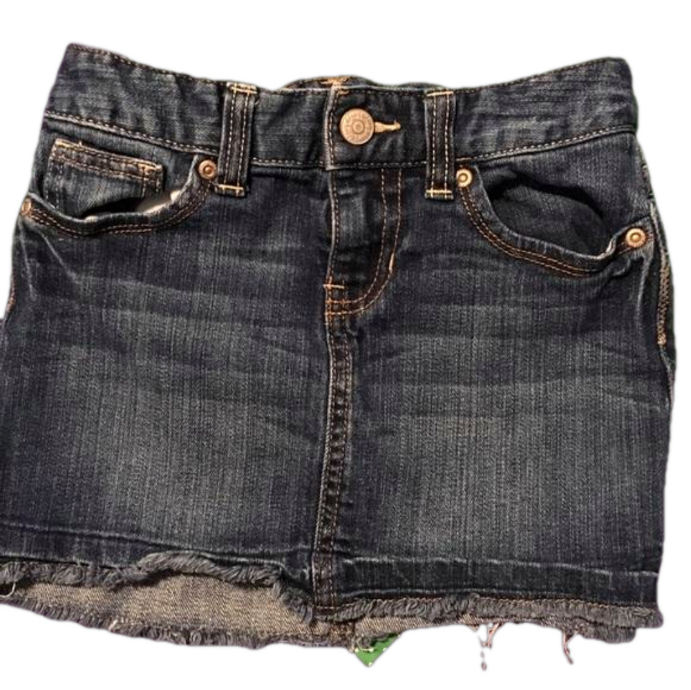 Old Navy gorgeous Jean skirt size 7 💕girls